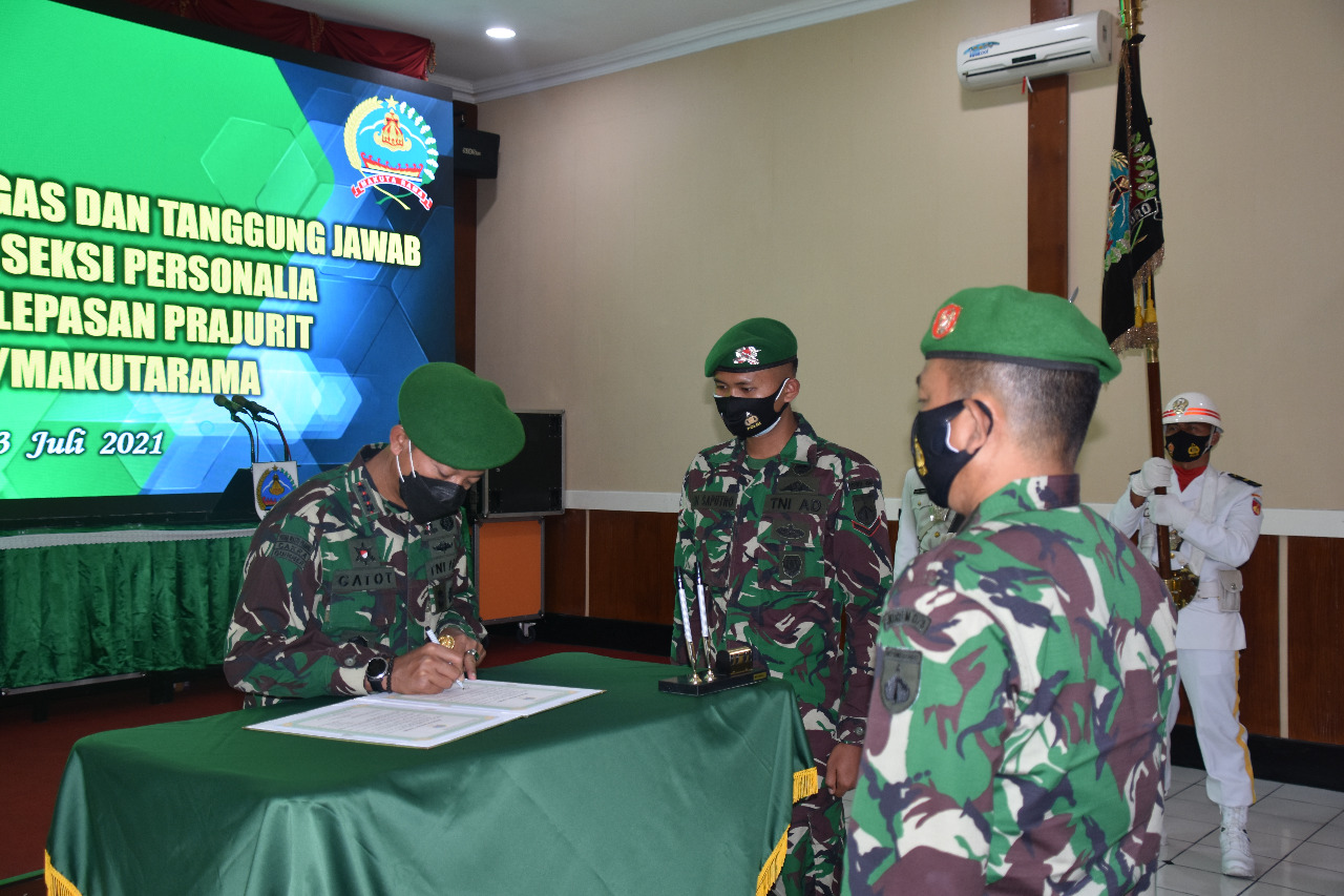 Kolonel Arm Putranto Gatot Sri Handoyo S.Sos., M.M., Pimpin Pelepasan Prajurit Pindah Satuan
